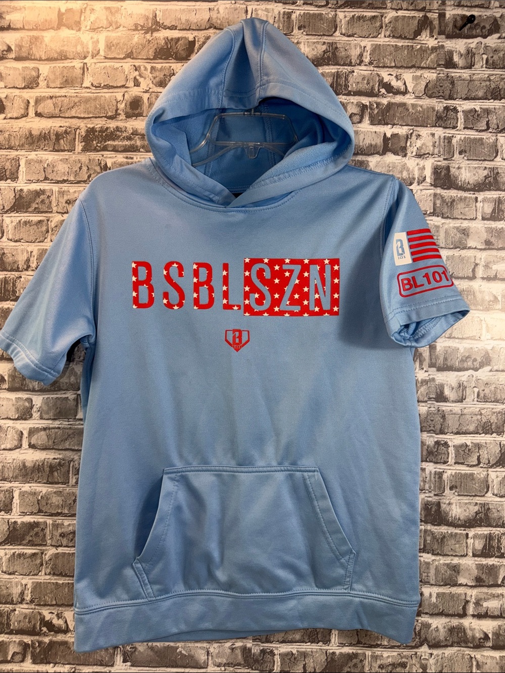 BSBLSZN Kids Short-Sleeve Hoodie in Light Blue with Red Graphic